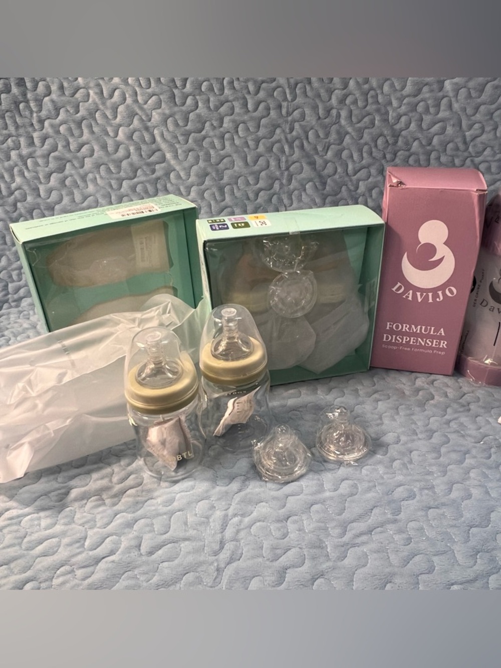Formula Dispenser & 4 Glass Baby Bottle Set